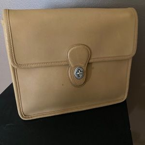 Coach J13-9927 vintage tan leather Willis bag.